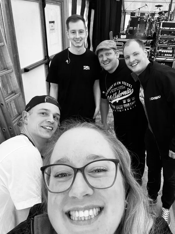 Die fünf Bandmitglieder von Schabau backstage vor einem Auftritt