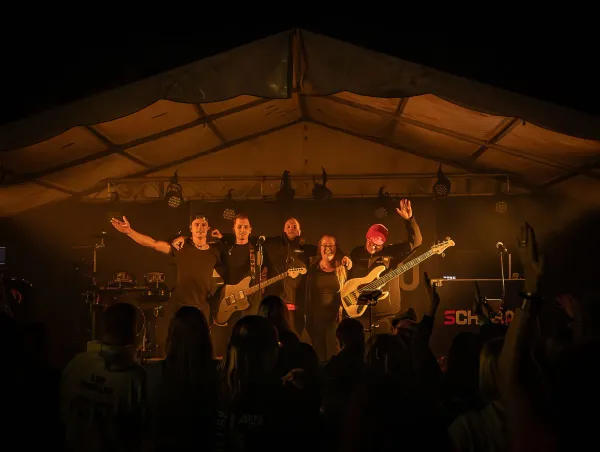 Die Band Schabau gemeinsam auf der Bühne