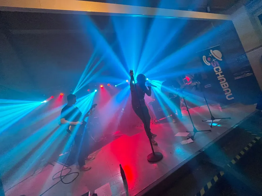 Schabau live — blaue Lichtstrahlen über der Bühne