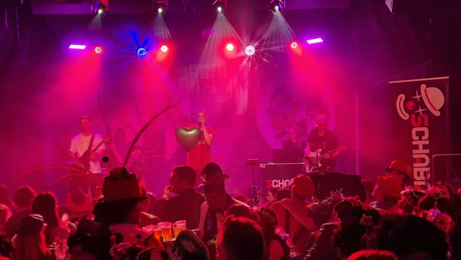 Karneval-Party in Pink mit Herz-Ballon — Schabau live